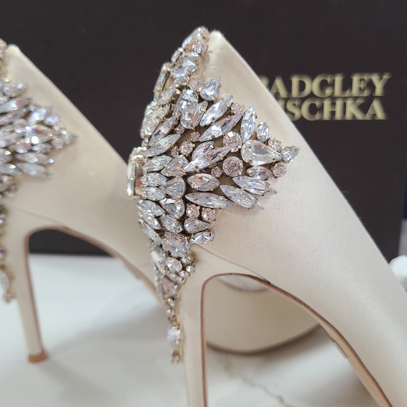 SOLD - - Badgley Mischka "Gorgeous" heels/Pumps Colour Ivory Size 6 - Picture 7 of 15